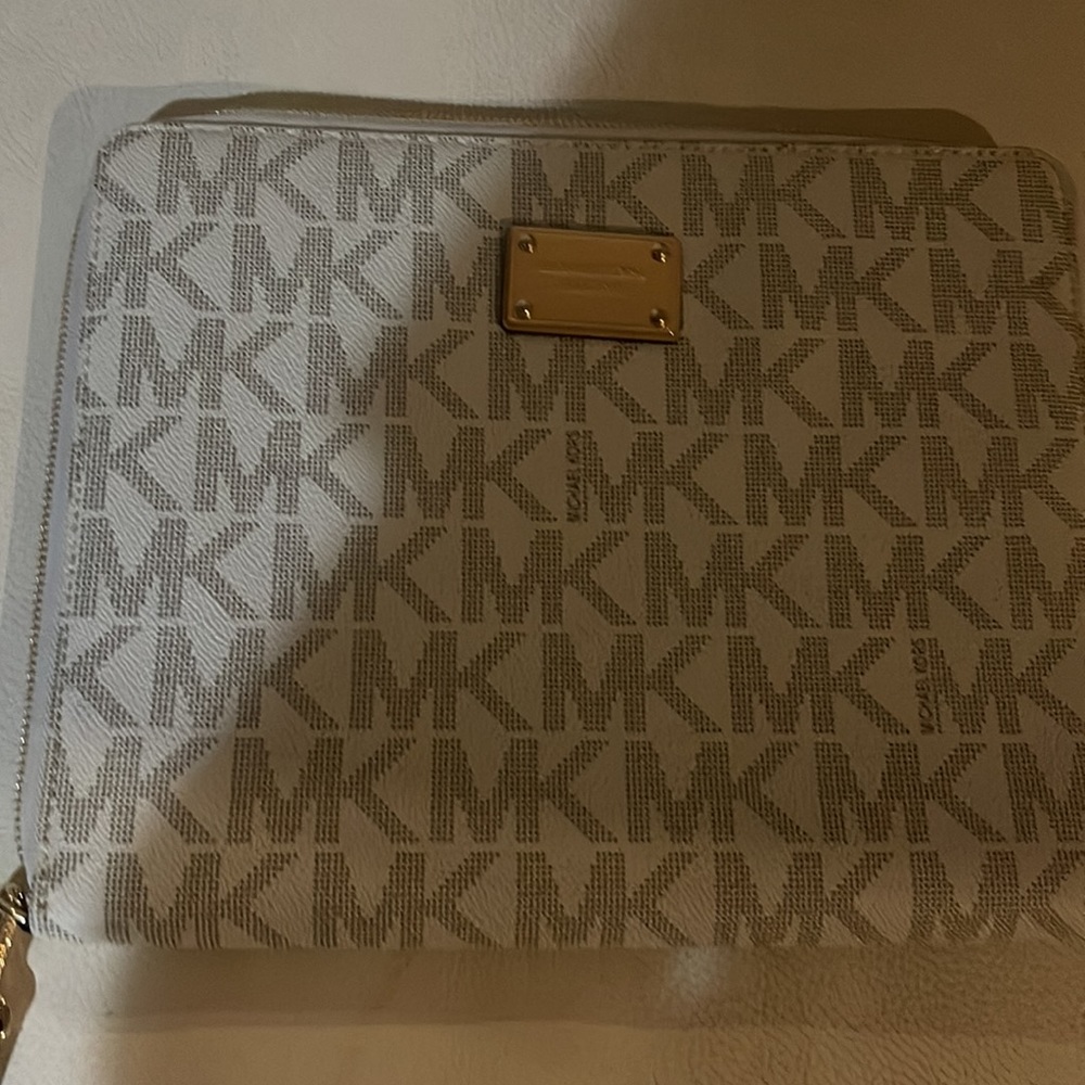 brand new Mk ipad cover - Picture 3 of 4